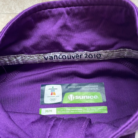 🍀Sale 4/$20 Official Vancouver 2010 Olympics Sunice athletic top, sz M - Picture 5 of 8
